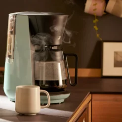 Tchibo Filterkaffeemaschine „Let’s Brew“, Für Bis Zu 10 Tassen Filterkaffee, 1,2L Aroma-Glaskaraffe, Edelstahl-Warmhalteplatte, Tropf-Stopp, Abschaltautomatik, Hellgrün -Kaffeegetränkeladen 42d48d3fec0b4d3382c7762526009882