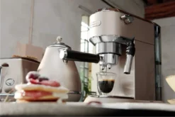 De'Longhi Delonghi Kaffeemaschine Dedica Metallics EC785.BG Pumpendruck 15 Bar, Eingebauter Milchaufschäumer, Manuell, 1300 W, Beige 20 De'Longhi Delonghi Kaffeemaschine Dedica Metallics EC785.BG Pumpendruck 15 Bar, Eingebauter Milchaufschäumer, Manuell, 1300 W, Beige -Kaffeegetränkeladen 66c0e6372ccda500fe74d5d63a914cd8