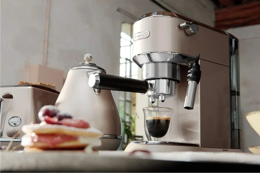 De'Longhi Delonghi Kaffeemaschine Dedica Metallics EC785.BG Pumpendruck 15 Bar, Eingebauter Milchaufschäumer, Manuell, 1300 W, Beige 11 De'Longhi Delonghi Kaffeemaschine Dedica Metallics EC785.BG Pumpendruck 15 Bar, Eingebauter Milchaufschäumer, Manuell, 1300 W, Beige – Bild 9