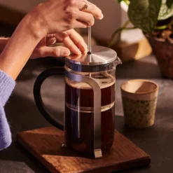 Tchibo Siebstempelkanne, French Press, Edelstahlsieb, Borosilikatglas, 800ml, Silber 11 Tchibo Siebstempelkanne, French Press, Edelstahlsieb, Borosilikatglas, 800ml, Silber -Kaffeegetränkeladen bda14e708347ebb3c6c5f6a8a40d6c35